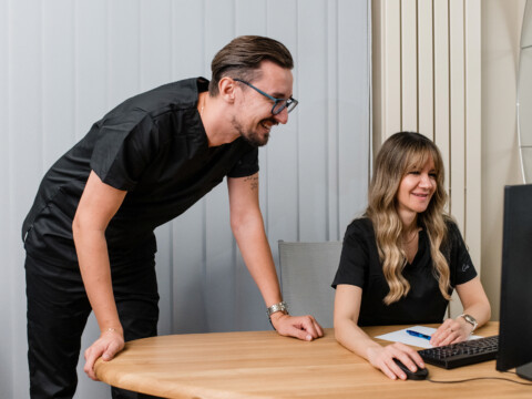 medicinsko osoblje razgovara