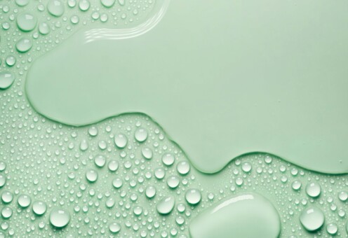 Cosmetic moisturizing liquid drops on green pastel background. Toner or lotion. Hyaluronic serum Kako prepoznati svoj tip kože i pravilno birati tretmane