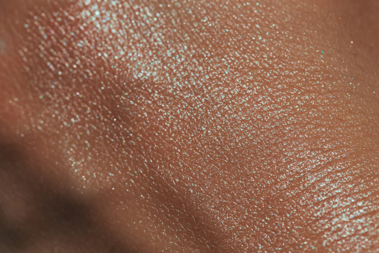 texture of human skin with liquid highlighter swatch Koja je razlika između Clarity II lasera i diodnih lasera