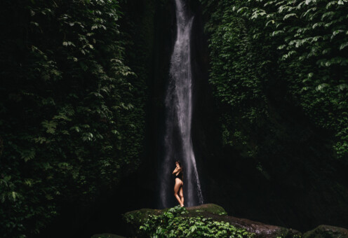 Beautiful young woman relaxing under waterfall Koža kao ogledalo crijeva